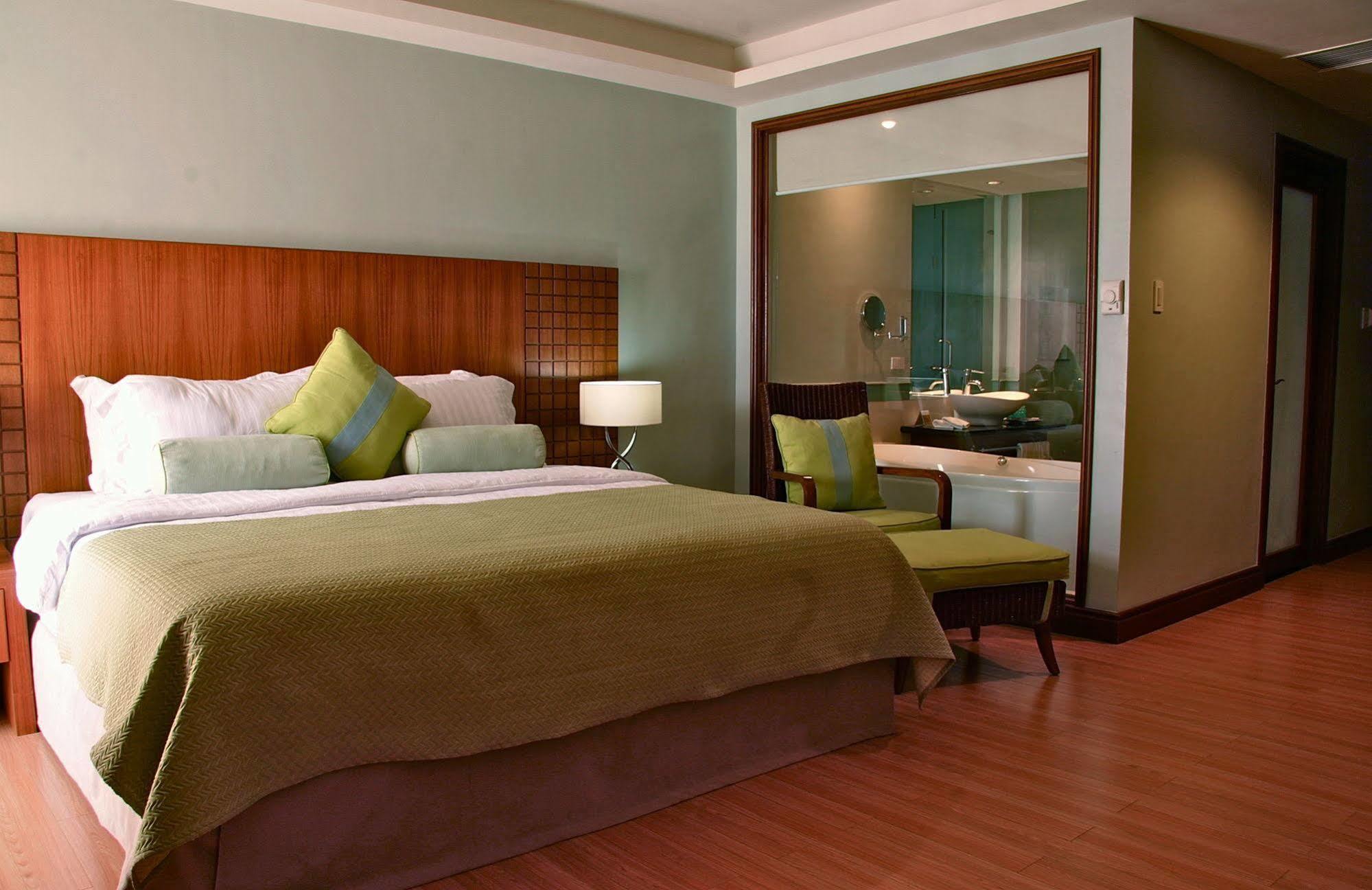 The Lighthouse Marina Resort Olongapo Εξωτερικό φωτογραφία