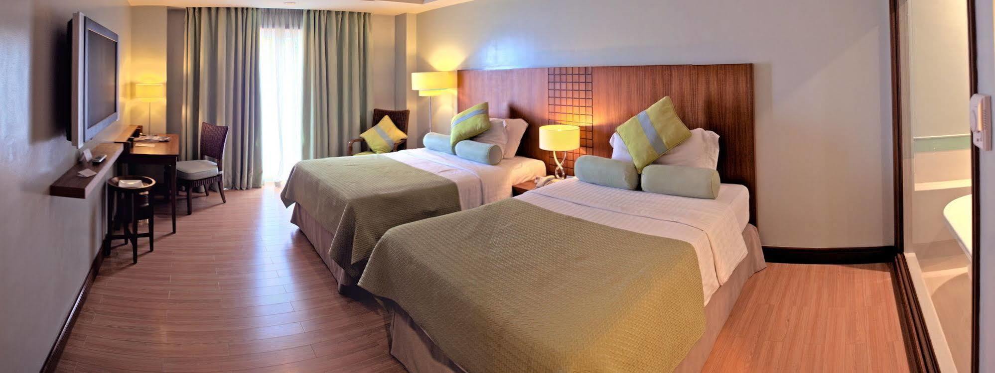 The Lighthouse Marina Resort Olongapo Εξωτερικό φωτογραφία